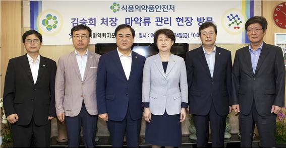 김승희 식약처장, 한국마약퇴치운동본부 방문